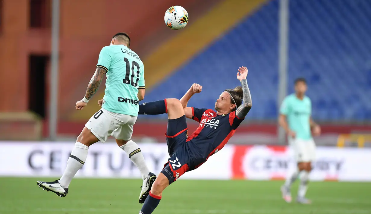 Pemain Genoa Lasse Schone (kanan) berebut bola dengan pemain Inter Milan Lautaro Martinez pada pertandingan Serie A di Stadion Luigi Ferraris, Genoa, Italia, Sabtu (25/7/2020. Inter Milan mengalahkan Genoa 3-0. (Tano Pecoraro/LaPresse via AP)