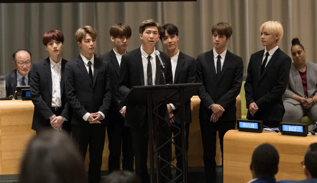 Boyband Korea Selatan, BTS berbicara dalam Sidang Umum Perserikatan Bangsa-Bangsa (PBB) di New York, Senin (24/9). RM sebagai pemimpin grup, mewakili Bangtan Boys dan anak muda di dunia membahas tentang pentingnya mencintai diri sendiri. (MARK GARTEN/AFP)