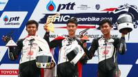 Muhammad Hildhan Kusuma dan Herjun Atna Firdaus, berjaya dengan menempati podium kedua dan ketiga ada balapan kedua seri keempat Thailand Talent Cup 2018, Minggu (12/8/2018). (AHM)