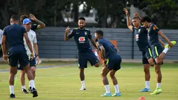 Penyerang Brasil, Neymar (tengah) bersama rekan-rekannya melakukan pemanasan saat mengikuti sesi latihan tim di Singapura (7/10/2019).  Brasil akan menghadapi Senegal pada pertandingan persahabatan di Singapore National Stadium pada 10 Oktober 2019. (AFP Photo/Roslan Rahman)