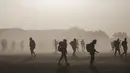 Sejumlah peserta berjalan saat terjadi badai pasir dalam kompetisi Marathon des Sables ke-33 di gurun Sahara, Maroko (13/4). Sekitar 1.000 peserta dari 50 negara ikut berkompetisi dalam Marathon des Sables ini. (AP Photo / Mosa'ab Elshamy)