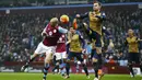 Gelandang Arsenal, Aaron Ramsey, berebut bola dengan pemain Aston Villa, Alan Hutton, pada laga Liga Premier Inggris di Stadion Villa Park, Inggris, Minggu (13/12/2015). (Reuters/Darren Staples)