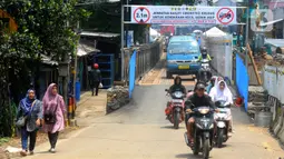 Pengguna jalan melintasi jembatan darurat atau bailey Cikereteg di Jalan Raya Bogor-Sukabumi, Bogor, Jawa Barat, Senin (13/3/2023). Sepanjang 40 meter dan lebar lima meter, jembatan berkerangka besi dengan alas kayu itu sudah rampung sejak tadi pagi. (merdeka.com/Arie Basuki)