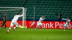 Selebrasi gol para pemain Legia Warsawa setelah pemain tengah mereka, Thibault Moulin berhasil membobol gawang Real Madrid pada pertandingan Liga Champion di Stadion Pepsi Arena, Warsawa, Polandia (2/11). (Reuters/Kacper Pempel)