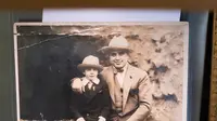 Sebuah foto Al Capone dengan putranya, Sonny, dipajang di Rumah Lelang Witherell, Sacramento, California, Amerika Serikat, 4 Oktober 2021. Sebanyak 174 item peninggalan salah satu gangster paling terkenal dalam sejarah Amerika Serikat, Al Capone, akan dilelang pada 8 Oktober 2021. (Nick Otto/AFP)
