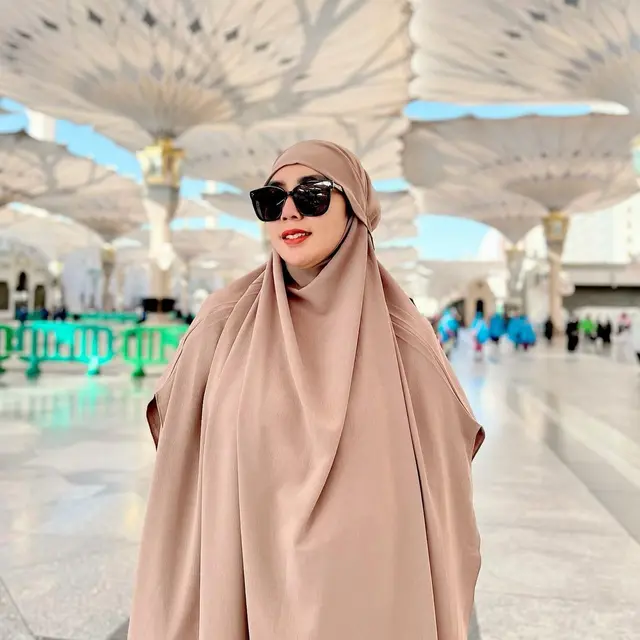 Angga Wijaya Umroh Bareng Keluarga