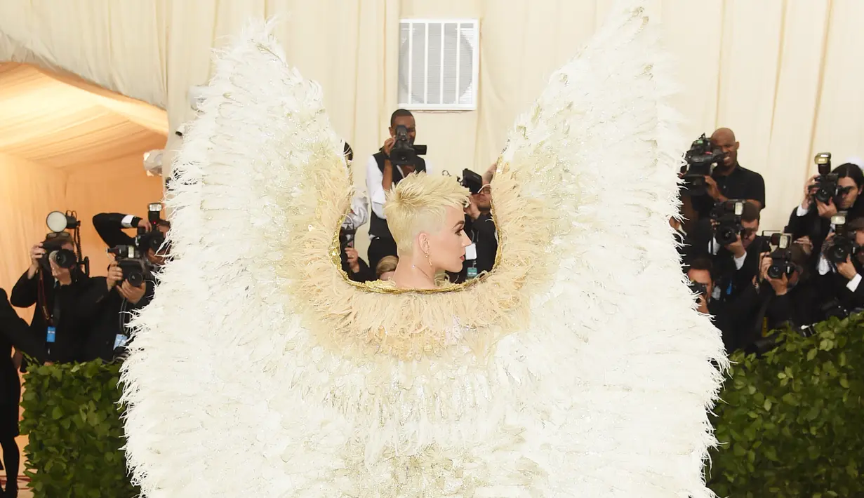Tak lupa rambut blondenya yang membuat penampilannya semakin cantik. (JAMIE MCCARTHY / GETTY IMAGES NORTH AMERICA / AFP)