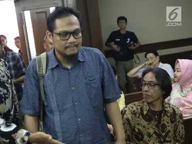 Terdakwa kasus suap yang juga Panitera Pengadilan Negeri Medan, Helpandi bersiap menjalani sidang pembacaan putusan di Pengadilan Tipikor, Jakarta, Kamis (4/4). Helpandi dinyatakan bersalah dan dihukum 7 tahun penjara dan denda Rp 300 juta. (Liputan6.com/Helmi Fithriansyah)