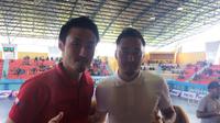 Pelatih Timnas Futsal Indonesia asal Jepang, Kensuke Takahashi, berfoto bersama gelandang Persela Lamongan yang juga berasal dari Jepang, Shohei Matsunaga, di sela-sela Pro Futsal League yang digelar di Surabaya, 7-8 April 2018. (Istimewa)
