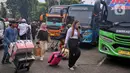 Pihak pengelola terminal dan petugas keamanan terus berupaya mengantisipasi lonjakan penumpang serta memastikan kelancaran perjalanan para pemudik. (Liputan6.com/Angga Yuniar)