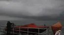 Sebuah perahu dipersiapkan untuk mencari jenazah penumpang dan puing pesawat AirAsia QZ8501, Perairan Pangkalan Bun, Kalteng, Minggu (4/1/2015). (Liputan6.com/Herman Zakharia)