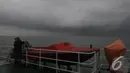Sebuah perahu dipersiapkan untuk mencari jenazah penumpang dan puing pesawat AirAsia QZ8501, Perairan Pangkalan Bun, Kalteng, Minggu (4/1/2015). (Liputan6.com/Herman Zakharia)