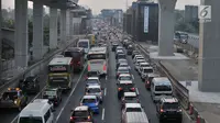 Antrean kendaraan melintasi ruas Tol Jakarta-Cikampek, Bekasi, Rabu (13/6). Pada H-2 Lebaran, kepadatan di ruas tol Jakarta-Cikampek disebabkan karena penyempitan jalur, lantaran ada proyek pembangunan LRT dan Tol Elevated. (Merdeka.com/Iqbal S. Nugroho)