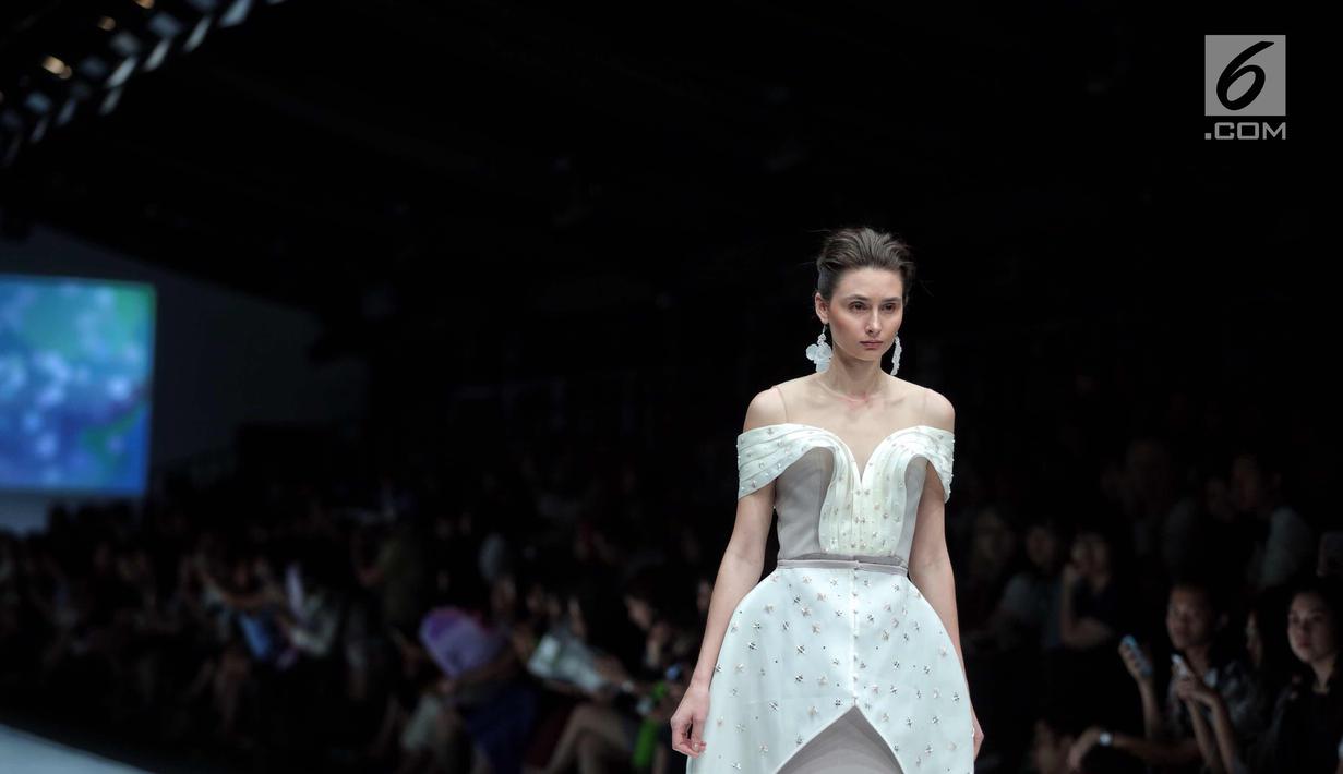 Seorang model berjalan diatas catwalk mengenakan karya desainer Bunka School of Fashion dalam ajang Jakarta Fashion Week 2018 di Senayan City, Jakarta, Kamis (26/10). (Liputan6.com/Faizal Fanani)