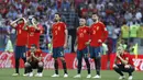 Tatapan kosong pemain Spanyol setelah kalah dari Rusia pada laga 16 besar Piala Dunia 2018 di Luzhniki Stadium, Moskow, Rusia, (1/7/2018). Spanyol kalah adu penalti 3-4. (AP /Manu Fernandez)