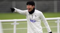 Penyerang Tottenham Hotspur, Son Heung-Min bereaksi selama sesi latihan tim di Tottenham Hotspur Football Club Training Ground, di Enfield, utara London pada 7 Maret 2023. Tottenham akan bertanding melawan AC Milan pada leg 2 babak 16 besar Liga Champions di Tottenham Stadium. (AFP/Daniel Leal)