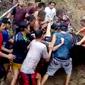warga bersama petugas gabungan mengevakuasi korban tewas diterlkam buaya di dasar Sungai Selagan Mukomuko Bengkulu (Liputan6.com/Yuliardi Hardjo)
