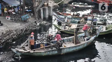 Aktivitas nelayan di kawasan pesisir Cilincing, Jakarta, Senin (1/6/2020). Pemerintah menyiapkan bantuan untuk 1,1 juta nelayan terdampak Covid-19 melalui program Bantuan Langsung Tunai (BLT) sebesar Rp600 ribu per kepala keluarga tiap bulannya. (merdeka.com/Iqbal S. Nugroho)