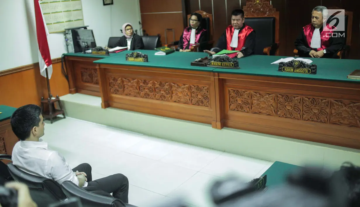 Artis Steve Emmanuel saat menjalani sidang putusan kasus narkoba di Pengadilan Negeri Jakarta Barat, Selasa (16/7/2019). Hakim menilai Steve Emmanuel terbukti melanggar pasal 112 ayat (2) UU RI Nomor 35 Tahun 2009 tentang Narkotika. (Liputan6.com/Faizal Fanani)