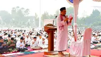 Khatib Salat Istisqa berdoa agar hujan turun di Riau untuk menghilangkan kabut asap hasil Karhutla. (Liputan6.com/M Syukur)