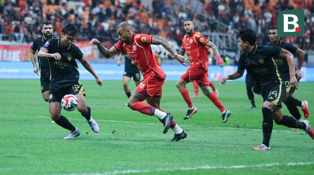 Striker Persija Jakarta, Gustavo Almeida mencoba melewati penjagaan bek Borneo FC Samarinda, Komang Teguh dalam laga pekan ke-24 BRI Super League 2025/2026 di Jakarta International Stadium (JIS), Selasa (3/3/2026). (Bola.com/Muhammad Iqbal Ichsan)