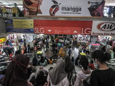 Kerumunan warga saat mengunjungi Blok A Pasar Tanah Abang, Jakarta, Minggu (2/5/2021). Kepadatan pengunjung yang ingin membeli kebutuhan untuk Lebaran tetap terjadi di Blok A dan B Tanah Abang meski petugas gabungan telah berjaga di pintu masuk guna mencegah kerumunan. (merdeka.com/Iqbal S Nugroho)