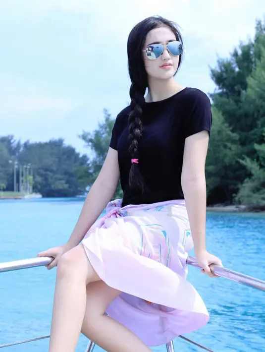 Tampil casual dengan kaus hitam dan dipadukan dengan sebuah kacamata, penampilan Ranty Maria ini juga curi perhatian. Pasalnya, meski terlihat sederhana namun gaya OOTD Ranty Maria ini tetap terlihat stylish. (Liputan6.com/IG/@rantymaria)