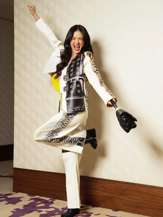 Di acara Louis Vuitton, Raline Shah berganti two piece bermotif blazer yang trendy [@ralineshah]