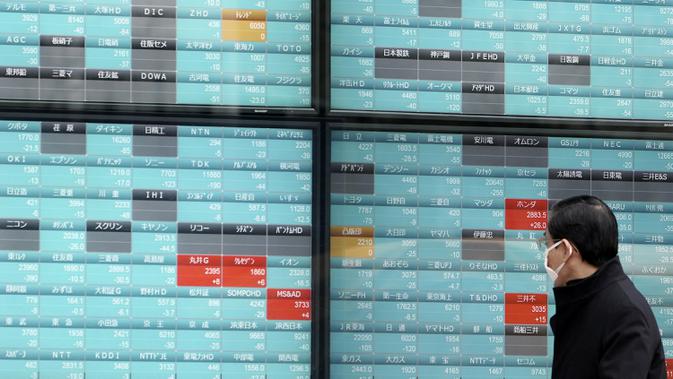 Seorang pria melihat layar monitor yang menunjukkan indeks bursa saham Nikkei 225 Jepang dan lainnya di sebuah perusahaan sekuritas di Tokyo, Senin (10/2/2020). Pasar saham Asia turun pada Senin setelah China melaporkan kenaikan dalam kasus wabah virus corona. (AP Photo/Eugene Hoshiko)