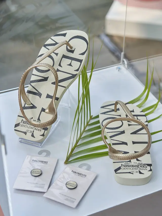 Beda Gaya Pantai ala Amanda Rawless dan Nia Ramadhani dengan Sandal Rp700 Ribu-an dari Havaianas x GENTLEWOMAN