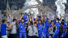 Sejumlah pemain dan ofisial Arema FC merayakan gelar juara Piala Presiden 2024 setelah mengalahkan Borneo FC melalui babak adu penalti 5-4 (1-1) pada laga final yang berlangsung di Stadion Manahan, Solo, Minggu (04/05/2024). Singo Edan menjadi tim tersukses menjuarai Piala Presiden dengan mengoleksi 4 trofi. (Bola.com/Bagaskara Lazuardi)