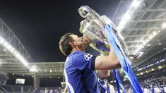 Cesar Azpilicueta - Sang kapten tampil sangat solid dan menentukan bagi Chelsea. Salah satu aksi penting Azpi terjadi pada menit ke-67 saat menyapu umpan dari Mahrez untuk Gundogan yang tepat berada di depan gawang The Blues. (Carl Recine/Pool via AP)