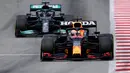 Hamilton kembali dibalap oleh Verstappen setelah masuk di pit stop pada putaran ke-29. Driver asal Mercedes itu makin tertinggal 23 detik dari Verstappen karena kembali masuk ke pit pada lap ke-42. (Foto: AFP/Lluis Gene)