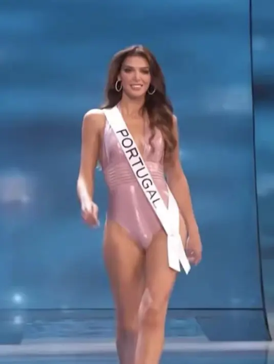 Saat sesi swimwear, ia memilih mengenakan swimsuit warna pink. [@marinamachetereis]