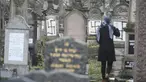 Seorang wanita berjalan di sebuah pemakaman Yahudi di Strasbourg, Prancis (17/12). Sebanyak 37 batu nisan dirusak dengan lambang swastika Nazi yang dicat semprot dan grafiti lainnya. (AFP Photo/Sebastien Bozon)