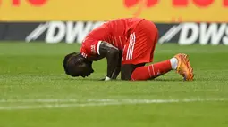 Kebiasaan bersujud sebagai rasa syukur usai mencetak gol tak pernah diliupakan oleh Sadio Mane dimanapun ia bermain. Kebiasaan ini selalu ia lakukan ketika ia membela Liverpool. (AFP/Christof Stache)