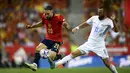 Pemain Republik Ceko Vaclav Jurecka berebut bola dengan pemain Spanyol Dani Carvajal (kiri) pada pertandingan sepak bola UEFA Nations League di Stadion La Rosaleda, Malaga, Spanyol, 12 Juni 2022. Spanyol menang 2-0. (AP Photo/Jose Breton)