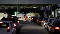 Mobil antre memasuki Argentina dari perbatasan dekat Fray Bentos, Uruguay, Jumat, 30 Juni 2023. Warga Uruguay melintasi perbatasan ke Argentina untuk tawar-menawar belanja yang disebabkan nilai tukar yang berbeda di negara-negara Amerika Selatan karena peso Argentina yang dilanda krisis telah anjlok terhadap dolar AS dan inflasi tahunannya mencapai 100%, salah satu tingkat tertinggi di dunia. (AP Photo/Natacha Pisarenko)