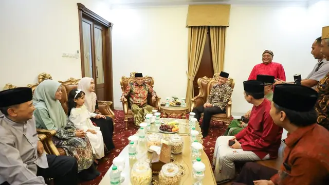 Bakal Calon Presiden (Bacapres), Ganjar Pranowo menyambangi kediaman KH Said Aqil Siroj di Cipedak, Jakarta Selatan, Kamis (5/10/2023) malam.