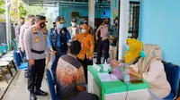 Kapolda Riau Irjen Agung Setya Imam Effendi meninjau penanganan Covid-19 oleh petugas medis. (Liputan6.com/M Syukur)