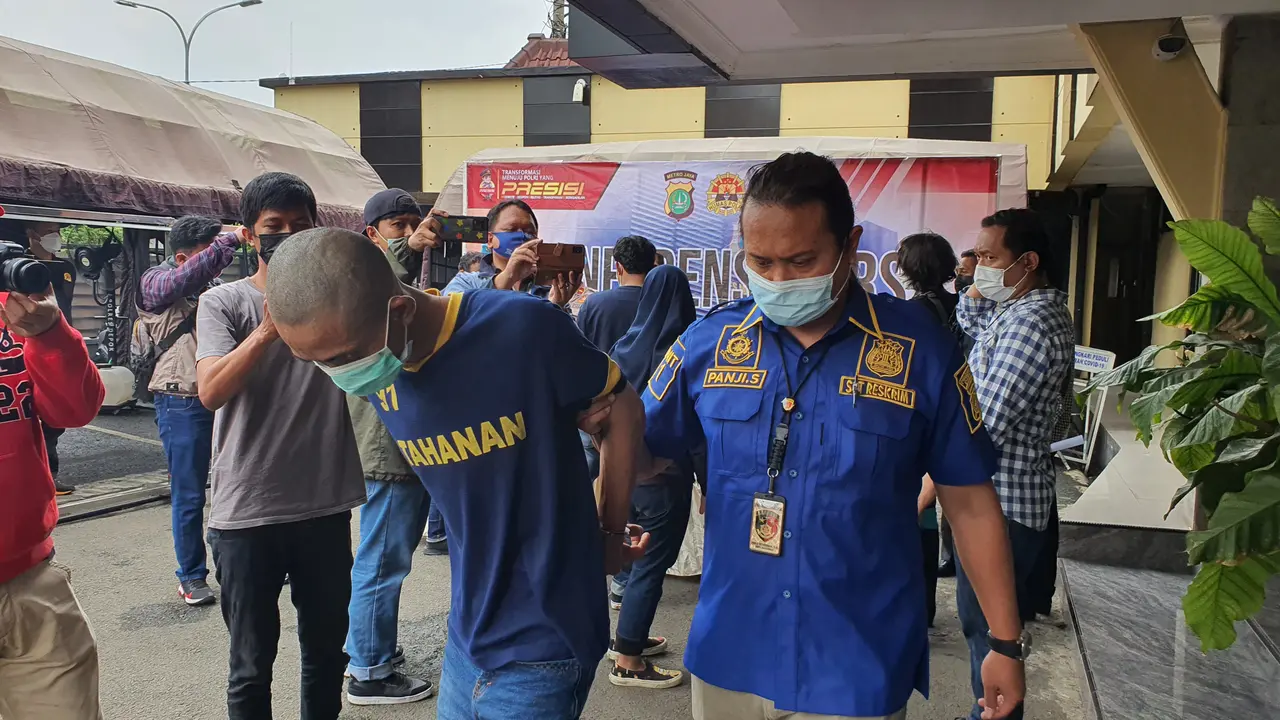 Tersangka pencurian rumah selebgram saat dibawa ke Polres Metro Depok