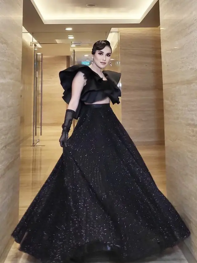 Ayu Ting Ting kenakan busana serba hitam yang serasi dengan Ivan Gunawan, credit: @ayutingting92