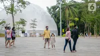 Wisatawan mengunjungi Senayan Park, Jakarta, Rabu (9/12/2020). Libur Nasional Pilkada Serentak 2020 dimanfaatkan sebagian warga Jakarta dan sekitarnya untuk mengunjungi tempat rekreasi bersama keluarga. (Liputan6.com/Faizal Fanani)