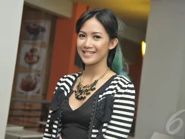  Dhea Seto, Putri bungsu pemerhati anak Seto Mulyadi (Kak Seto), tergolong gadis yang suka mengubah warna rambutnya, Jakarta, Jumat (2/5/2014) (Liputan6.com/Panji Diksana)