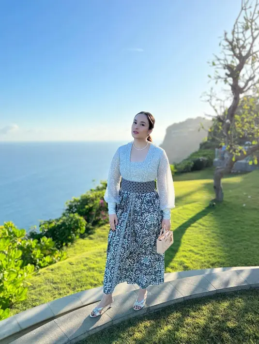 Chelsea terlihat anggun mengenakan dress model kutu baru dengan bawahan rok batik. Semetara Rob Clinton tampil dalam balutan kemeja batik. [Foto: IG/robclintonkardinal/chelseaislan].