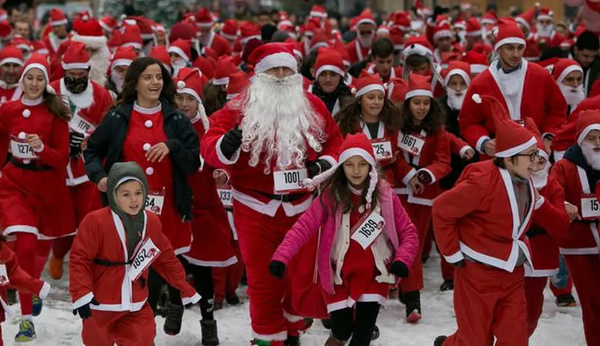 Orang-orang berpakaian seperti Sinterklas mengambil bagian dalam Santa Claus Run di Pristina, Kosovo, Minggu (16/12). Ratusan pelari berpartisipasi dalam lomba lari amal untuk menggalang dana bagi keluarga yang membutuhkan di Kosovo. (AP/Visar Kryeziu)