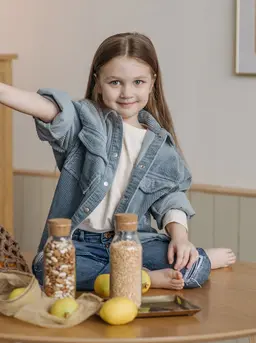Anak dapat memahami bahwa tindakan kecil juga memiliki arti dalam menjaga lingkungan (Sumber: Pexels.com)