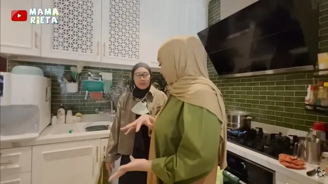 Potret Dapur Rumah Rieta Amilia, Tampil Elegan dengan Konsep Clean dan Fungsional