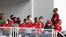 Didampingi sejumlah menteri, Presiden Jokowi terlihat antusias saat menepati janjinya untuk mendukung langsung Timnas Indonesia melawan Kamboja di Piala AFF 2022. (Bola.com/M Iqbal Ichsan)