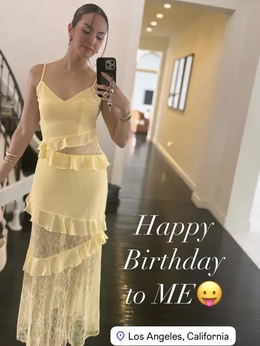 <p>Nia Ramadhani merayakan ulang tahun ke-35 bersama keluarganya di Amerika Serikat. Ia pun memilih tampil mengenakan long dress kuning spaghetti strap. [@ramadhaniabakrie]</p>